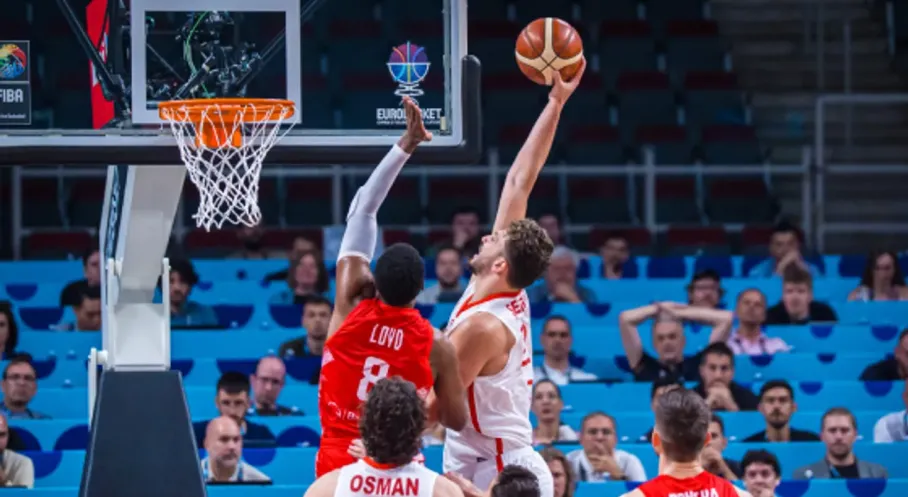 12 Dev Adam'dan Tarihi Zafer! Türkiye EuroBasket Yarı Finalinde!