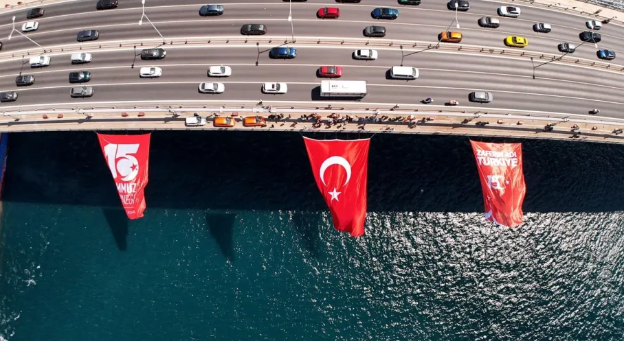 15 Temmuz Anma: İstanbul Köprüleri Dev Türk Bayraklarıyla Donatıldı!