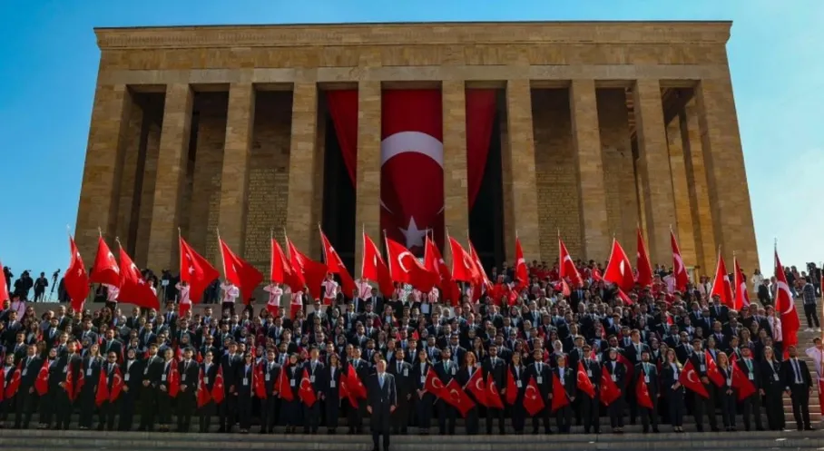 19 Mayıs Coşkusu Anıtkabir'de Zirveye Ulaştı! Bakan Bak'tan Anlamlı Mesaj