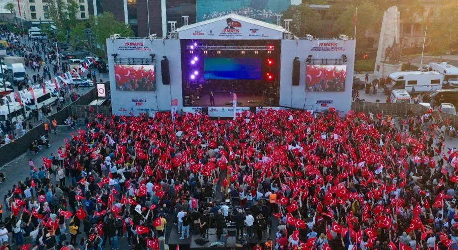 19 Mayıs Coşkusu: On Binler Dolmabahçe'den Beşiktaş'a Yürüdü!