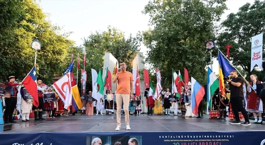 Denizli'de Kıtalar Dans Ediyor! 20. Uluslararası Halk Dansları Festivali Görkemli Kortejle Başladı