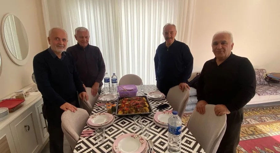 42 Yıllık Dostluktan 'Dünya Ev Arkadaşları Günü' Sürprizi!