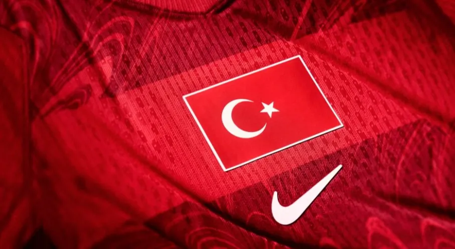 A Milli Takım'ın Yeni Nike Formaları Tanıtıldı: Ebru Sanatı ve Arda Güler Rüzgarı Dünya Sahalarını Sallayacak!