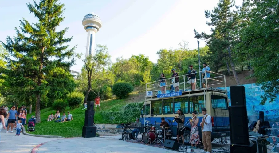ABB'den Ankara'ya Renkli Yaz Akşamları: Parklar Sanatla Şenleniyor!