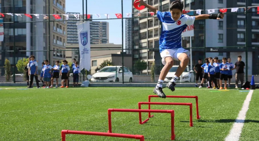 ABB'den Çocuklara Futbol Şöleni: Ücretsiz Yaz Kursları Başladı!