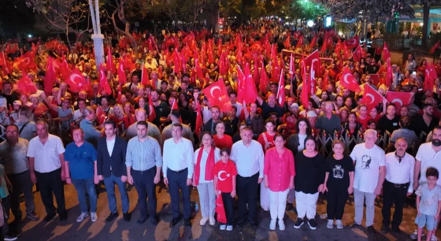 Adana'da 30 Ağustos Coşkusu: Binler Meşalelerle Yürüdü!
