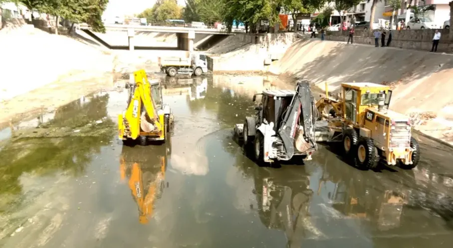 Adana'da ASKİ'den Sarıçam Deresi Temizliği: Kötü Koku ve Sinek Sorununa Son!
