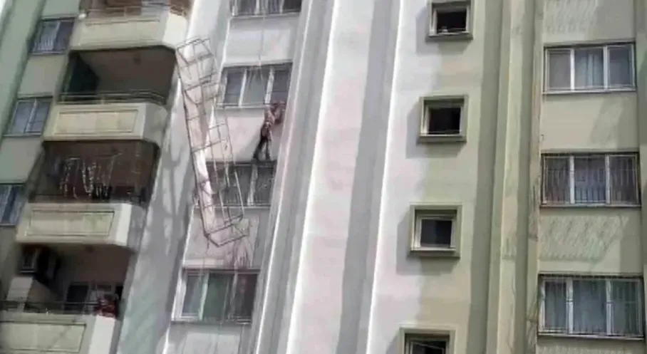 Adana'da İskele Faciası Kıl Payı Atlatıldı! Halat Koptu, İşçi Ölümden Döndü!