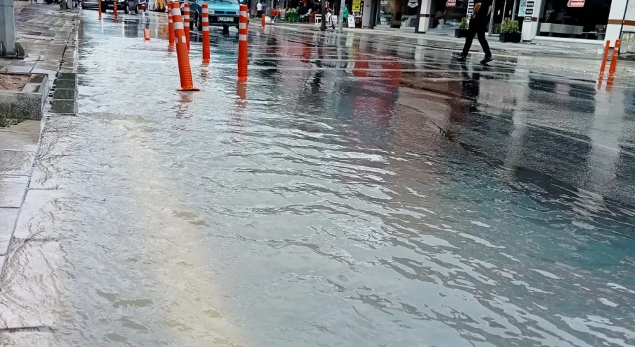 Adana'da Şok! Su Borusu Patladı, Cadde Göl Oldu!