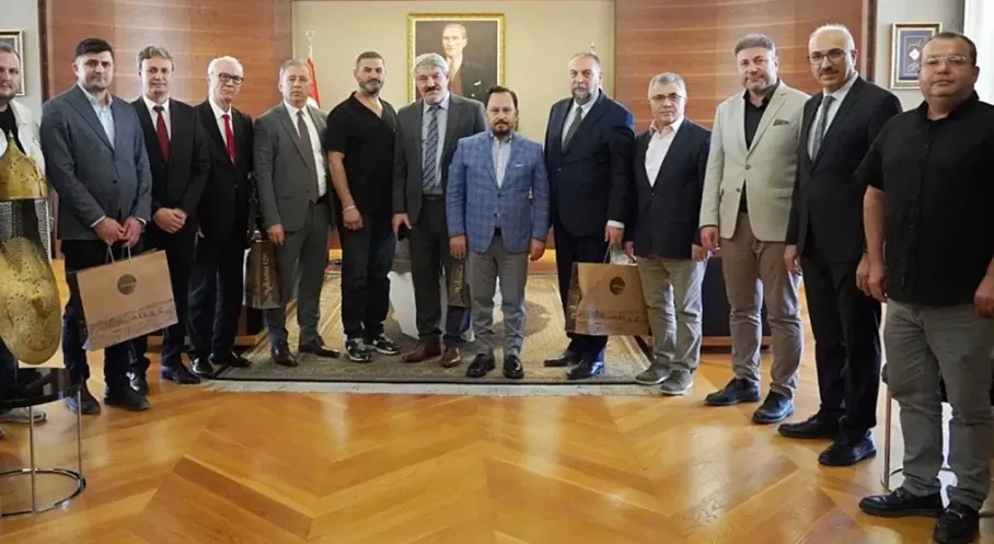 Adana'dan Londra'ya Gençlik Köprüsü: 'Gençlik Atlası' Projesi Hayata Geçiyor!