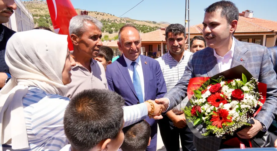 Adıyaman'da Depremzedeler İçin Umut Işığı: Bakan Kurum'dan Zey Köyü'ne Ziyaret!