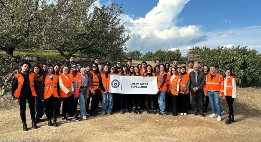 ADÜ Öğrencileri LÖSEV İçin Mandalina Hasadında: Lösemili Çocuklara Umut Oldular!