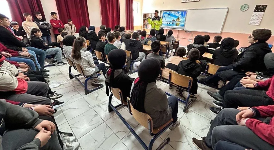 Afyonkarahisar'da Trafik Güvenliği Jandarma Eliyle Yükseliyor: Binlerce Kişiye Önemli Eğitim!