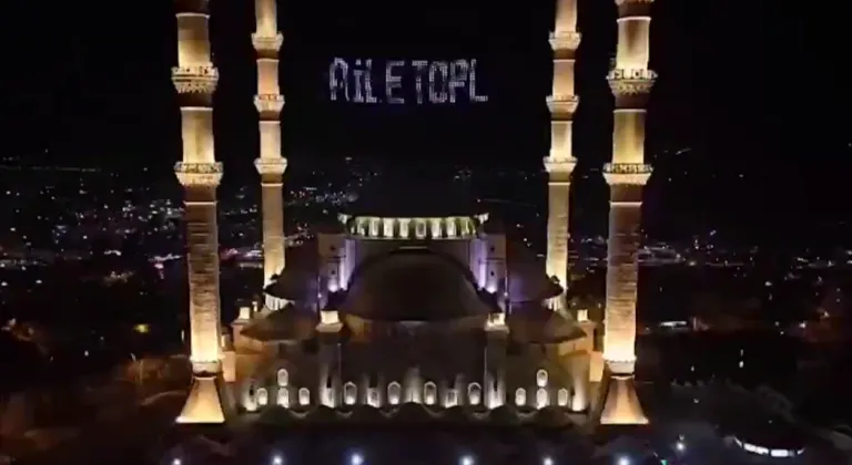 Aile Yılı İçin Mahyalar Camilerde Parlıyor