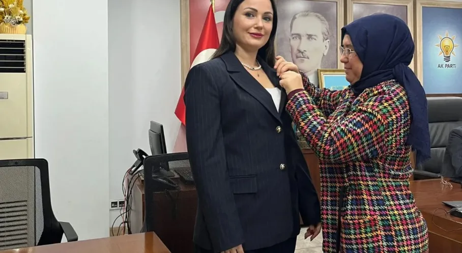 AK Parti Isparta'da Rus Asıllı Yeni Üye: Anna Bıçak Rozeti Taktı!