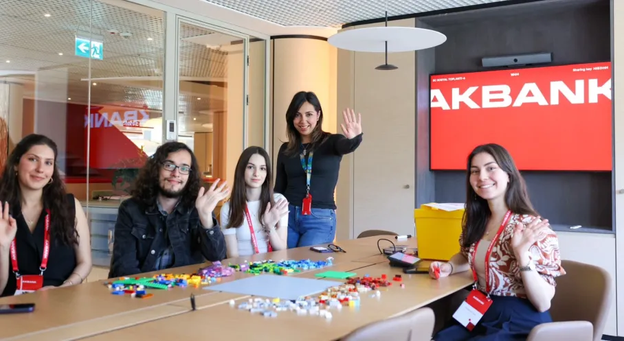 Akbank'tan Gençlere 19 Mayıs Coşkusu: Gençlik Haftası Kutlamaları!