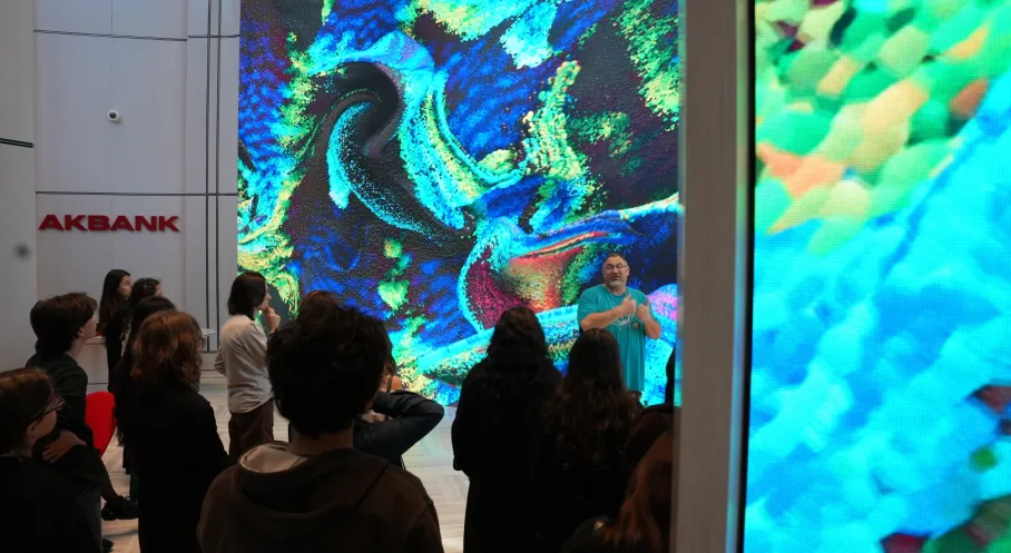 Akbank'tan Öğrencilere Yapay Zeka Sanatı Şöleni: Refik Anadol Eseriyle Buluşma!