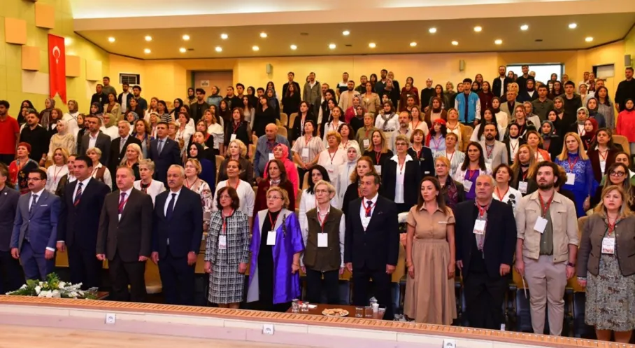 Akdeniz Üniversitesi'nden Prof. Eroğlu'na Kültür ve Sanat Ödülü!