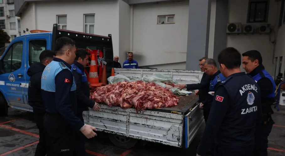 AKDENİZ'DE DEHŞETE DÜŞÜREN SKANDAL: 500 KİLO BOZUK ET PİYASAYA SÜRÜLMEDEN YAKALANDI!