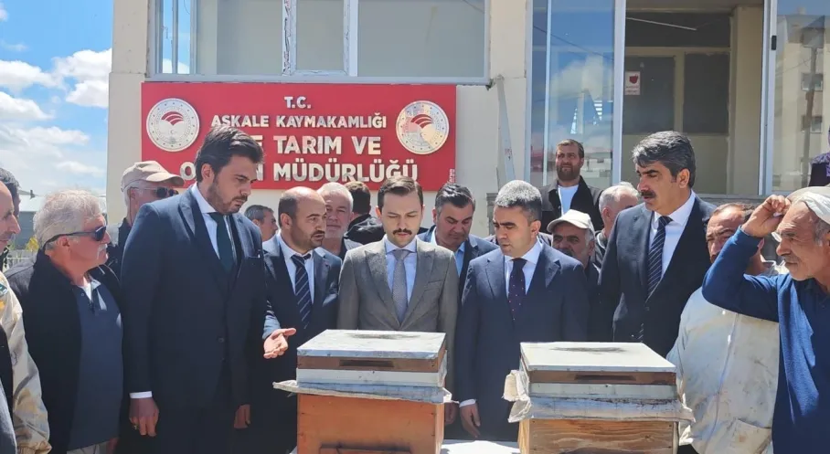 Akfen Yenilenebilir Enerji, Dünya Arı Günü'nde Aşkale'de Arıcılığı Canlandırıyor: Yüzde 70 Hibeli Kovan Desteği!