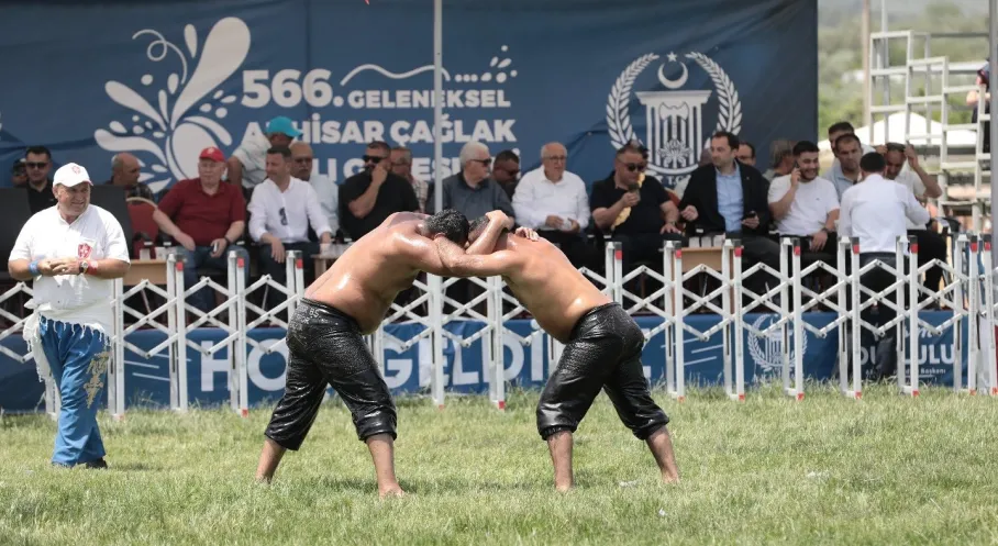 Akhisar Çağlak Yağlı Güreşleri'nde Süleyman Başar Başpehlivan Oldu! İşte Detaylar