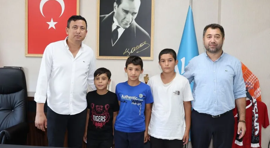 Aksu'da Sporcu Gençler Belediyeyi Ziyaret Etti: Park ve Saha Talebi!