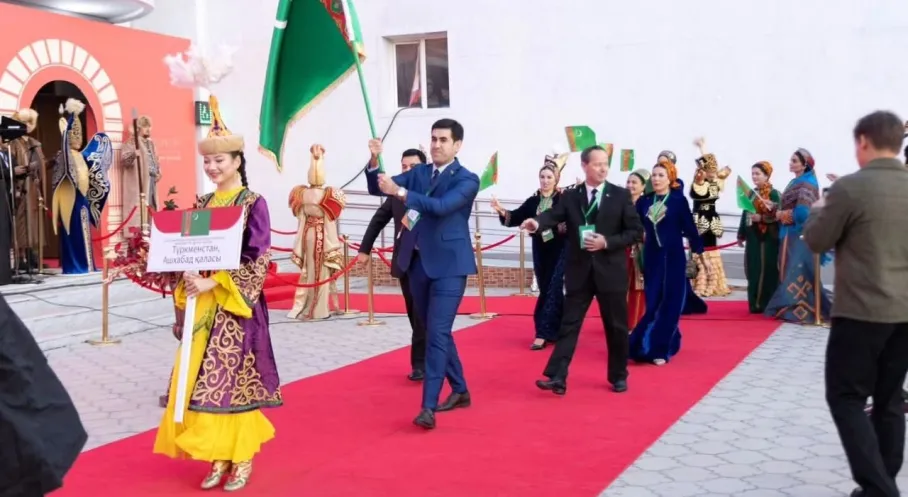 Aktau'da TÜRKSOY Tiyatro Festivali Coşkusu! Sahne Türk Dünyası'nın Yıldızlarıyla Parladı