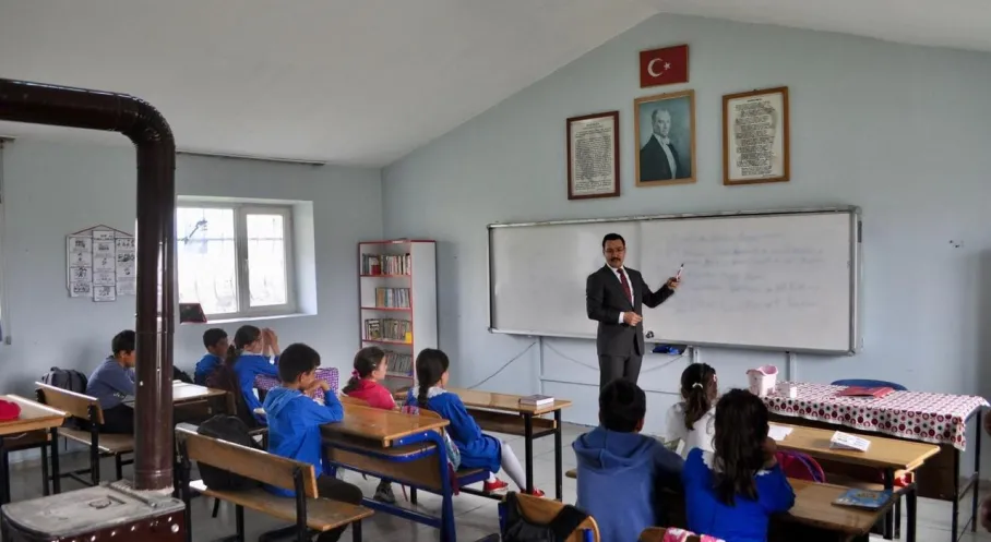 Akyaka Kaymakamı Demirtaş'tan Köy Okuluna Ziyaret: Öğrencilerle Buluştu!