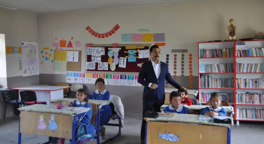 Akyaka Kaymakamı'ndan Köy Okuluna Ziyaret: Öğrencilerle Gelecek Umudu!