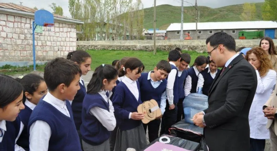 Akyaka'da Bilim Rüzgarı: Kaymakam Demirtaş'tan Öğrencilere Tam Destek!