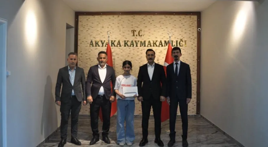 Akyaka'da Gurur: Kaymakam Demirtaş'tan Türkiye 2.'si Öğrenciye Ödül!
