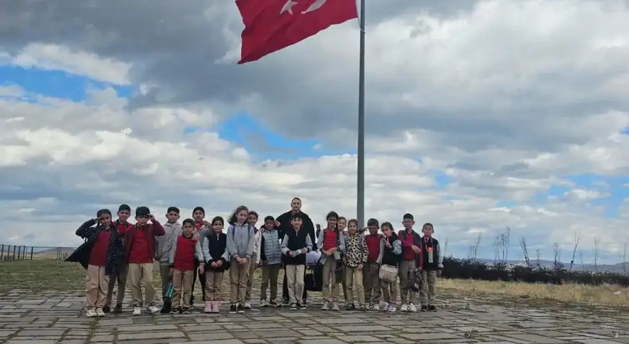 Akyaka’nın 4. sınıf öğrencileri Kars’ın tarihi ve turistik alanlarını keşfetti