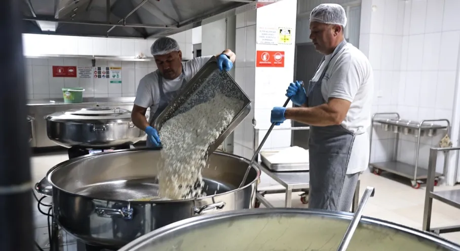 Alanya Aşevi'nden Umut Işığı: Günde 600 Öğün Sıcak Yemek İhtiyaç Sahiplerine Ulaşıyor!