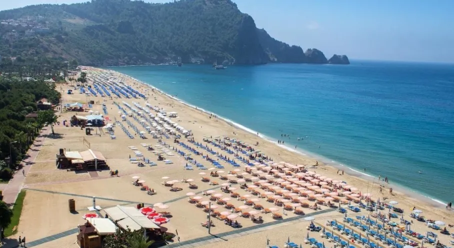 Alanya Plajlarında Fahiş Fiyatlar: Şezlong ve Şemsiye Ücretleri Resmen Uçtu!