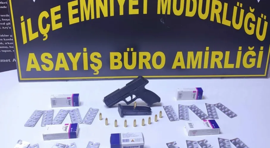 Alanya'da Şafak Operasyonu: Ruhsatsız Tabanca ve Uyuşturucu Haplarla Yakalandı!