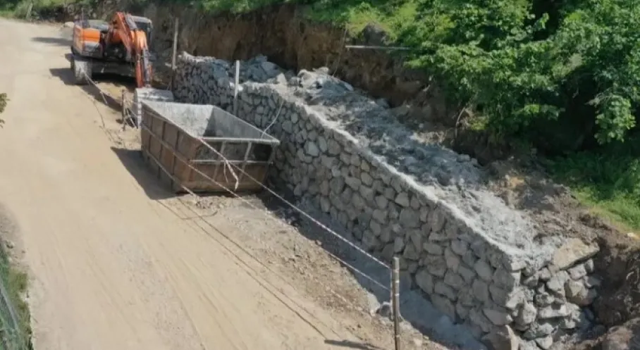 Ordu Akkise'de Ulaşım Rahatladı! Tehlikeli Virajlara Taş Duvar Çözümü