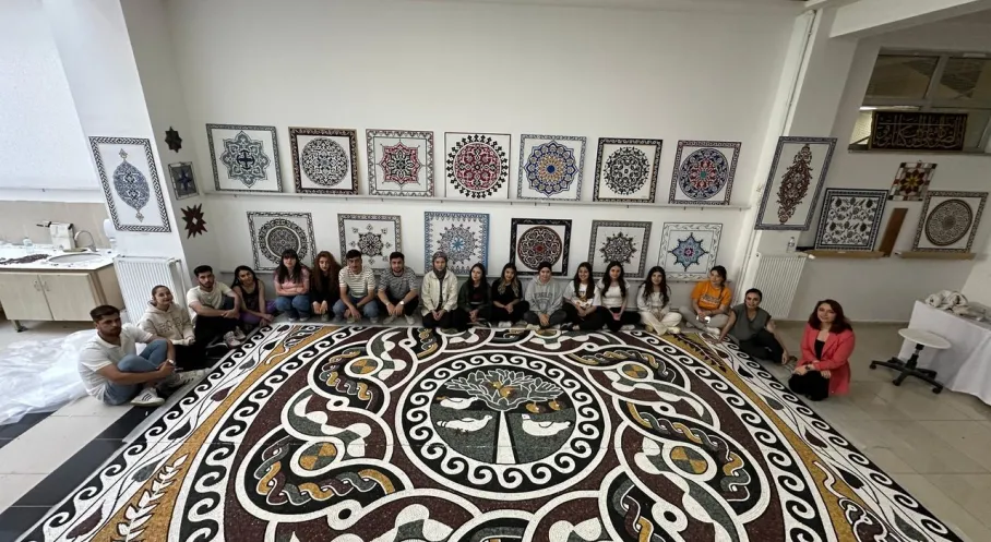 Amasya'da Tarihi Elma Ağacı Mozaiği Yeniden Canlandı! Taşhan'da Sergileniyor