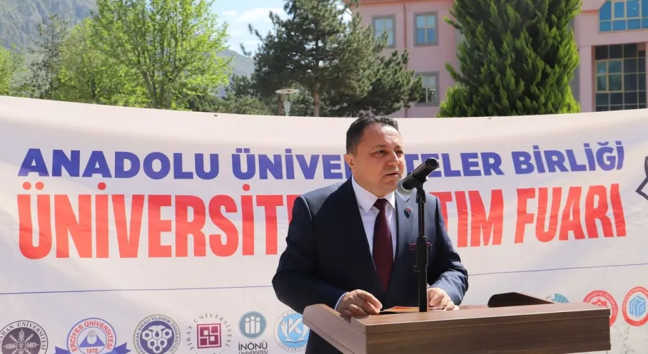 Amasya'da Üniversite Tanıtım Fuarı Coşkusu: Geleceğin Üniversitelileri Bir Arada!