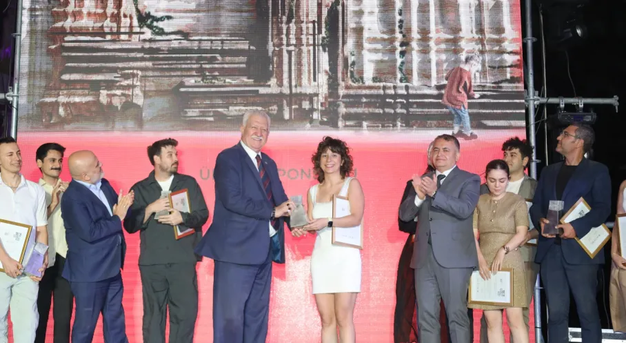 AMORF'ta Zirve Name Naz Ölmez'in: Tasarım Yarışmasında Birincilik!