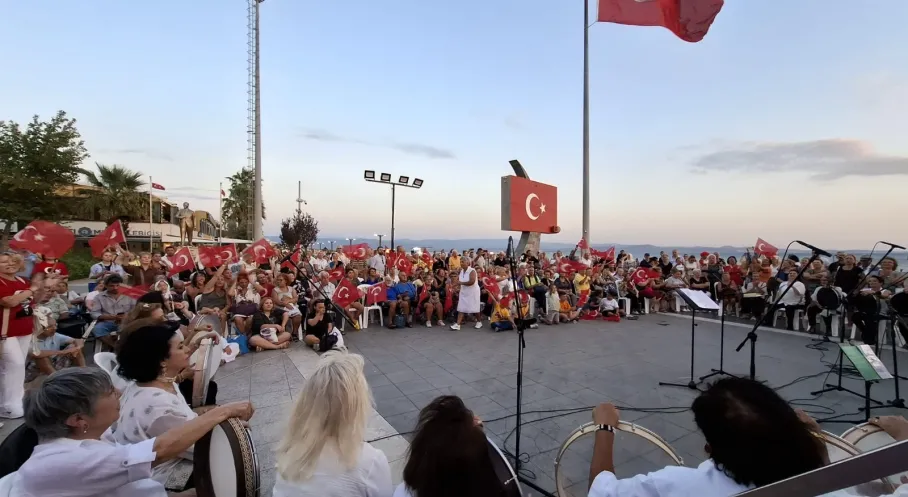 Anadolu Kadın Hareketi'nden 30 Ağustos Coşkusu: Edremit'te Atatürk Anıldı!