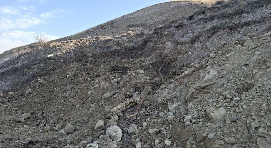 Ankara Beypazarı'nda Heyelan! Adaören Mahallesi Yolu Trafiğe Kapandı