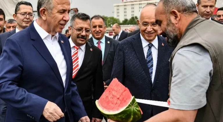 Ankara Büyükşehir Belediye Başkanı Yavaş, Karpuzla Seçim Zaferini Kutladı