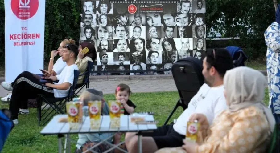 Keçiören'de Yaz Akşamları Yeşilçam Esintisi! 'Süt Kardeşler' Açık Havada!