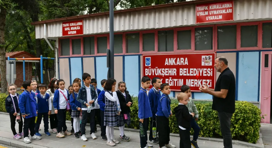 Ankara'da Minik Şoförler İş Başına! Akülü Araçlarla Ücretsiz Trafik Eğitimi Başlıyor