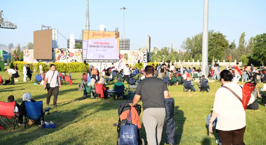 Ankara'da Nostalji Rüzgarı: AOÇ'de Yeşilçam Geceleri Başladı!