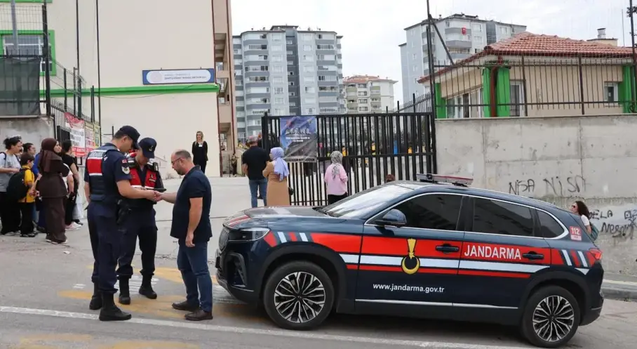 Ankara'da okul çevrelerinde 20 günde 19 bin kişi sorgulandı