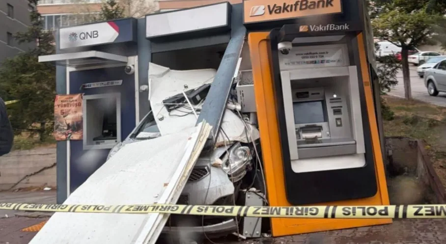 Ankara'da Şok Kaza! Kaygan Zemin ATM'ye Giren Otomobile Neden Oldu?