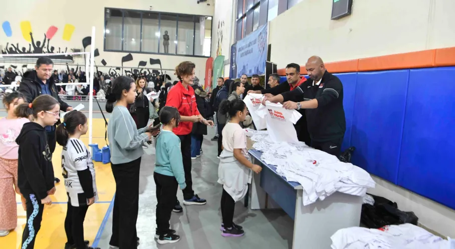 Ankara'da Voleybol Coşkusu: ABB ve TVF'den Çocuklara Fabrika Gibi Destek!