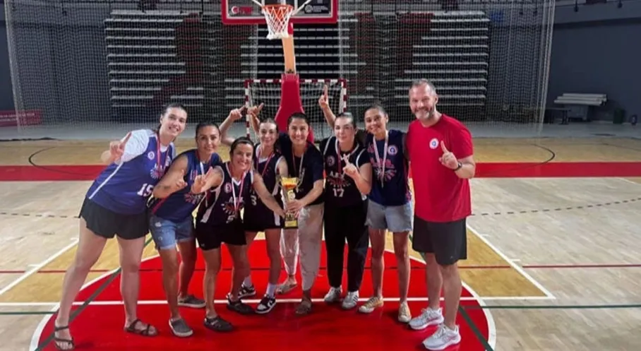 Antalya Basketbolunda Zirve Değişti! Büyükşehir Şampiyonluk Kupasını Kaldırdı