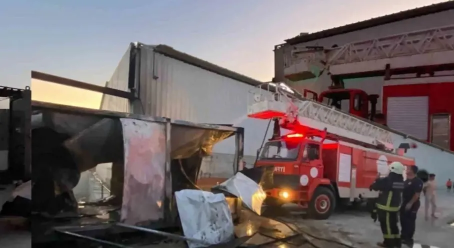 Antalya Cumalı'da İşçi Konteyneri Alevlere Teslim! Yangın Paniğe Neden Oldu